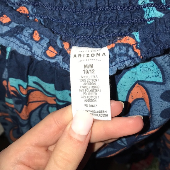 a skirt - Picture 3 of 3